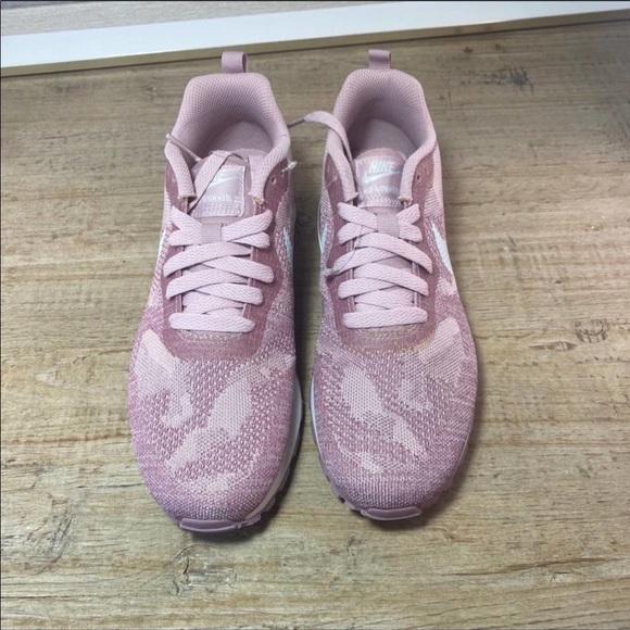 LIKE NEW Nike MD Runner Running Shoe / 7 - Picture 5 of 7